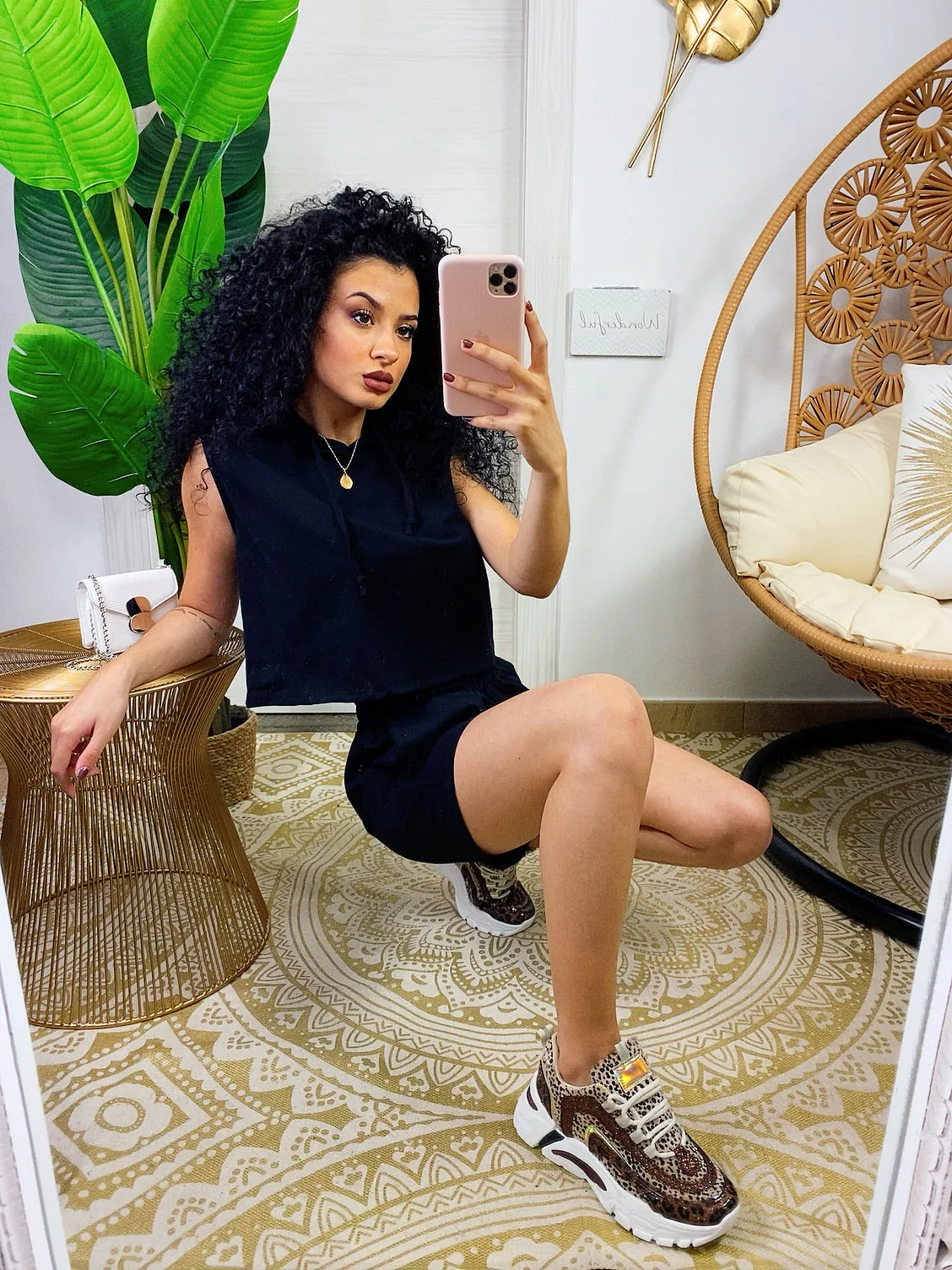 Completo sportivo maglia e pantaloncino nero e lilla