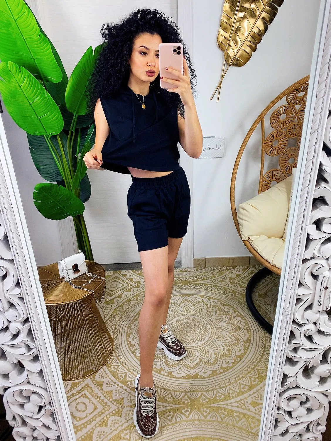 Completo sportivo maglia e pantaloncino nero e lilla