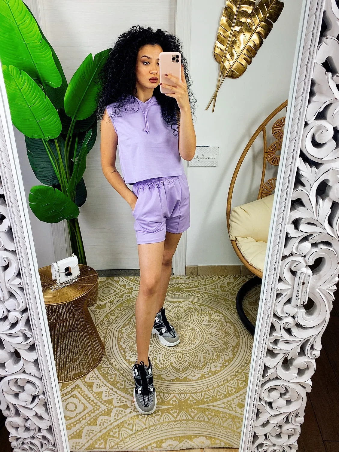 Completo sportivo maglia e pantaloncino nero e lilla